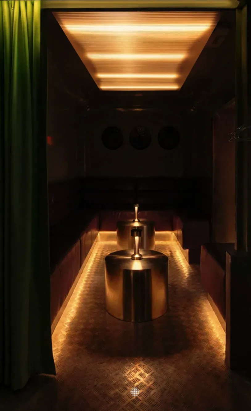 Karaokebar i sølvskinnende camper