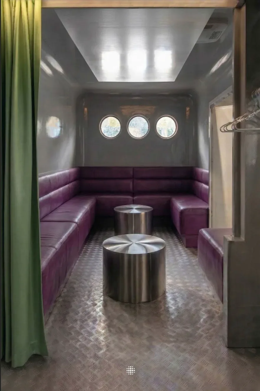 Karaokebar i sølvskinnende camper
