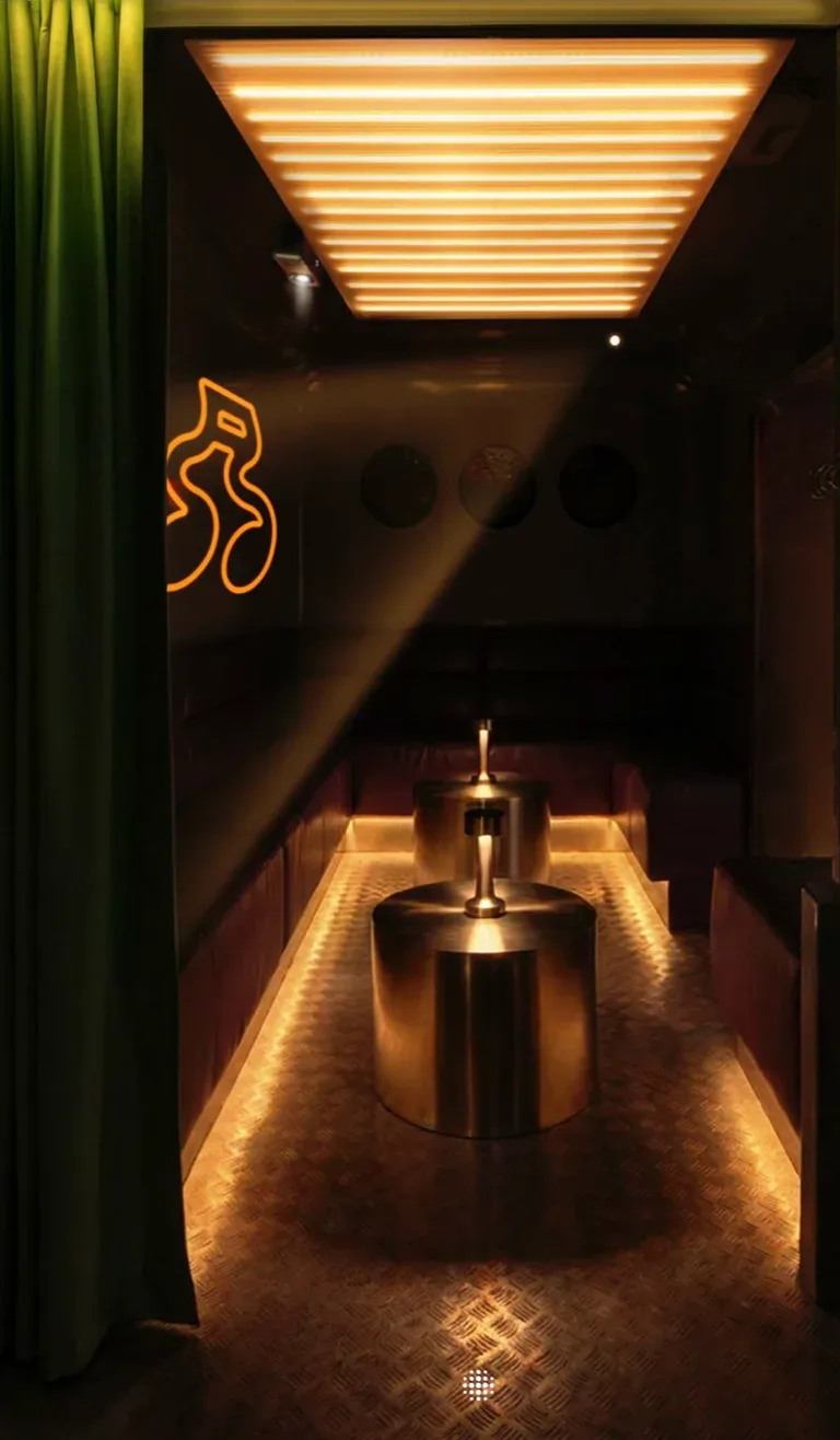 Karaokebar i sølvskinnende camper